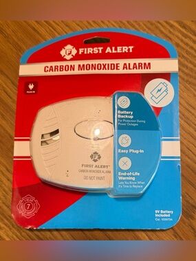 First Alert CO605 Carbon Monoxide Plug-In Alarm with Battery